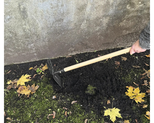 Záhradná motyka s drevenou rukoväťou používaná na kyprenie pôdy