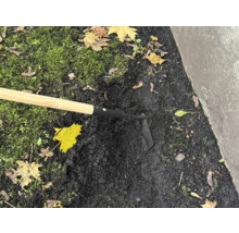 Záhradná motyka používaná na kyprenie pôdy v záhrade