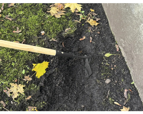 Záhradná motyka používaná na kyprenie pôdy v záhrade