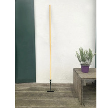 Záhradná motyka s drevenou násadou na záhradnícke práce