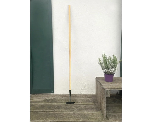 Záhradná motyka s drevenou násadou na záhradnícke práce