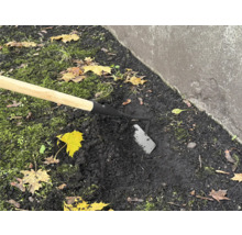 Záhradná motyka s drevenou násadou používaná v záhradnej pôde.