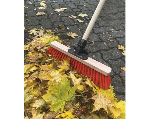 Kefa s drevenou násadou a jesenným lístím