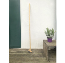 Kefa na škáry s drevenou násadou na čistenie škár dlažby