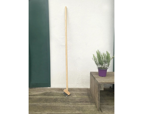 Kefa na škáry s drevenou násadou na čistenie škár dlažby