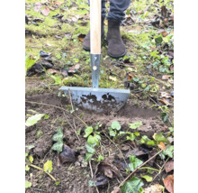 Záhradný nástroj na rezanie okrajov trávnika v prevádzke