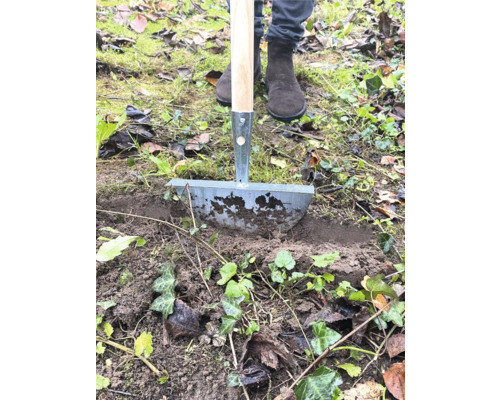 Záhradný nástroj na rezanie okrajov trávnika v prevádzke