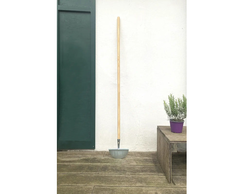 Lopatka so zmetákom s drevenou rukoväťou na vonkajšie použitie