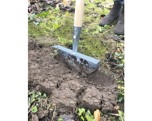 Obruba trávnika sa používa na odrezávanie okrajov trávnika.