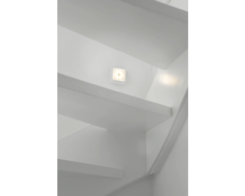 Schodisko so schodmi a štvorcovým LED nástenným svietidlom