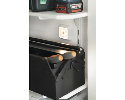 Snímka skrine so skrinkou na náradie a batériovým svetlom