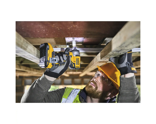 Remeselník upevňuje drevenú konštrukciu pomocou akumulátorového rázového uťahováka DeWalt