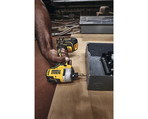 Akumulátorový rázový uťahovák pri vŕtaní do kovovej krabice