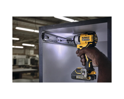 Akumulátorový rázový uťahovák DeWalt pri montáži zásuvkovej lišty