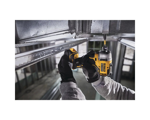 Osoba skrutkuje akumulátorovým rázovým uťahovákom DeWalt stropnú konštrukciu
