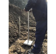 Zarážacie zariadenie na zatĺkanie stĺpikov do zeme.