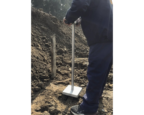 Zarážacie zariadenie na zatĺkanie stĺpikov do zeme.