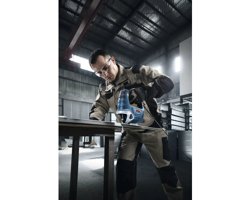 Remeselník s pílou Bosch pri rezaní kovu