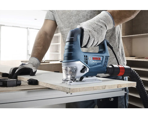 Remeselník používa priamočiaru pílu Bosch GST 750 na rezanie dreva