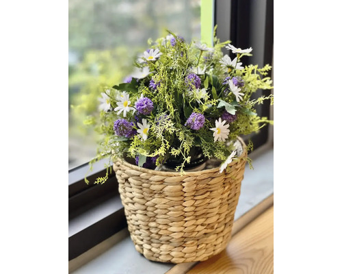 Košík s umelými margarétkami a fialovými trsmi