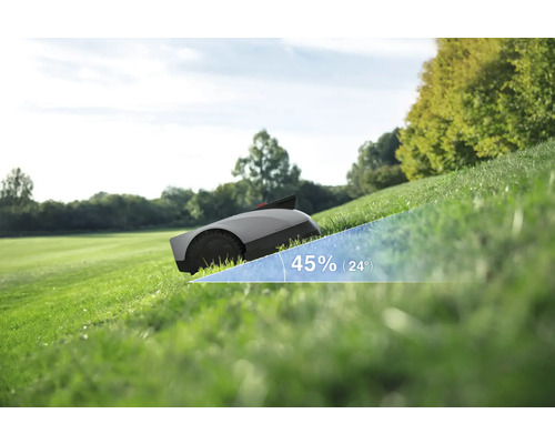 Robotická kosačka na trávu kosí kopec so sklonom 45 percent