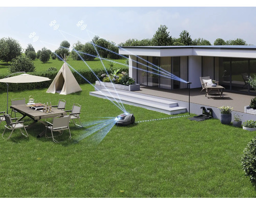 Robotická kosačka na trávu sa pohybuje po záhrade s terasou, stanom a záhradným nábytkom.