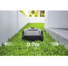 Robotická kosačka na trávniku so šírkou 0,7 metra.