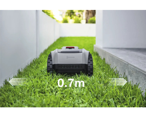 Robotická kosačka na trávniku so šírkou 0,7 metra.