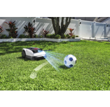 Robotická kosačka s detekciou prekážok na trávniku s futbalovou loptou
