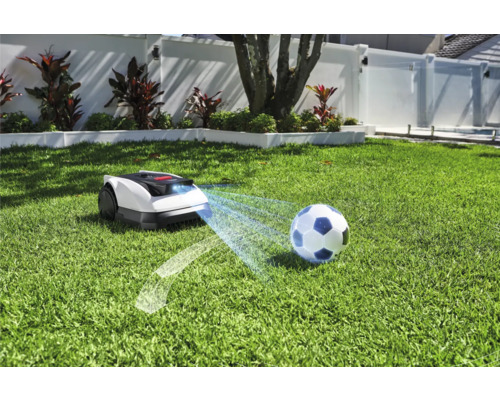 Robotická kosačka s detekciou prekážok na trávniku s futbalovou loptou