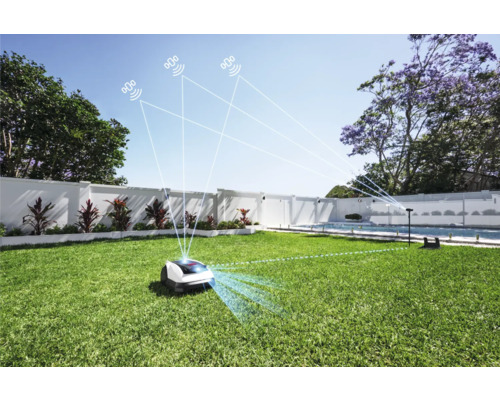 Robotická kosačka so satelitným pripojením na trávniku