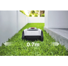 Robotická kosačka ECOVACS v akcii na trávniku so šírkou záberu 0.7 metra