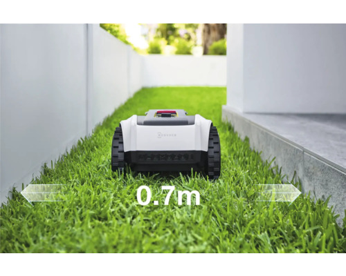 Robotická kosačka ECOVACS v akcii na trávniku so šírkou záberu 0.7 metra