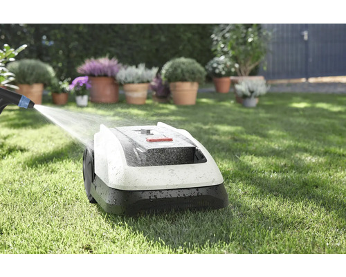 Robotická kosačka je čistená vodou