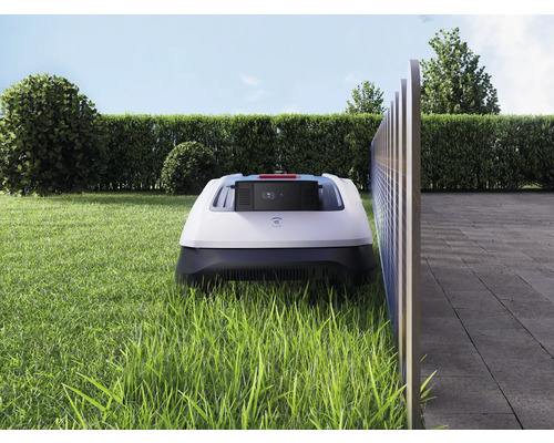 Robotická kosačka na trávniku v záhrade