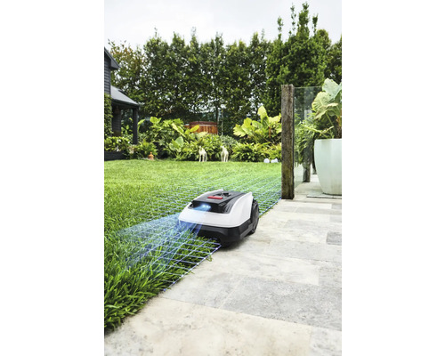 Robotická kosačka na trávniku s obvodovým káblom