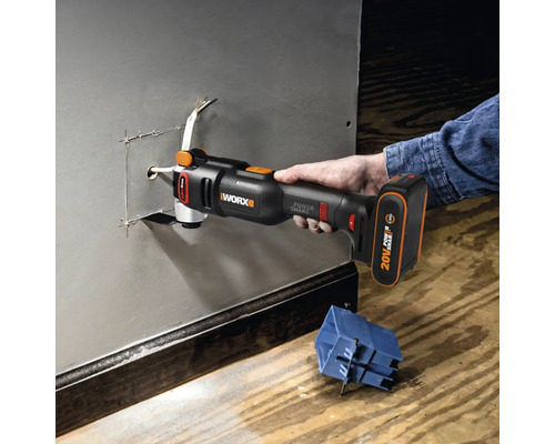 Multifunkčný nástroj WORX pri rezaní kovovej dosky