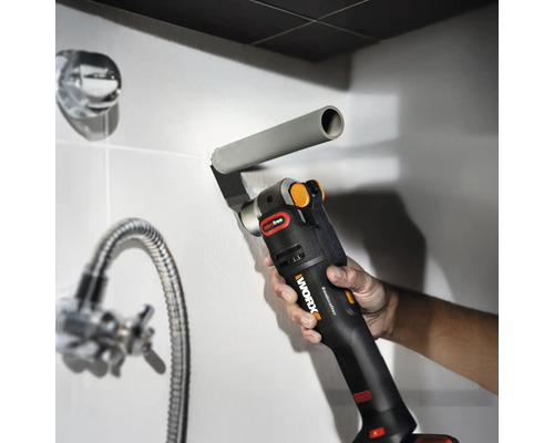 Multifunkčný nástroj reže rúrku v kúpeľni.