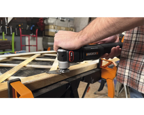 Muž reže drevo oscilačným multifunkčným nástrojom od spoločnosti Worx