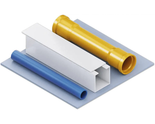 Rôzne plastové rúrky a káblový kanál na sivom povrchu