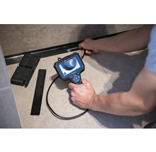 Remeselník používa inšpekčnú kameru na kontrolu potrubia