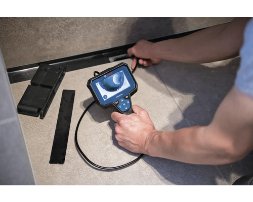 Remeselník používa inšpekčnú kameru na kontrolu potrubia