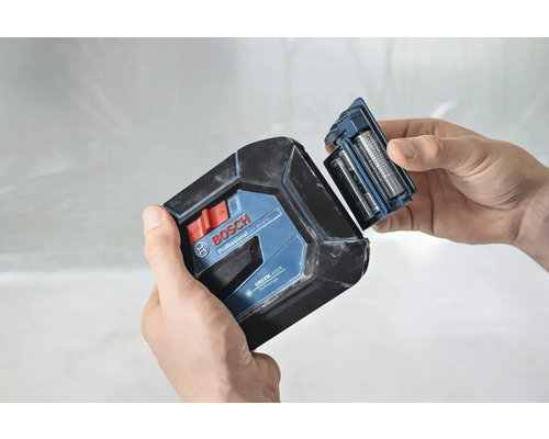 Logo spoločnosti Bosch. Osoba vymieňa batérie v krížovom laseri.