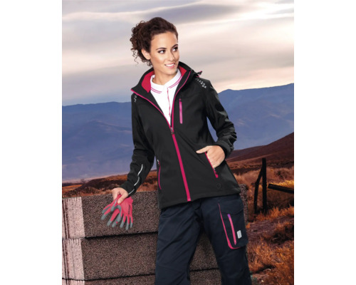 Žena v softshellovej bunde a pracovných nohaviciach vonku