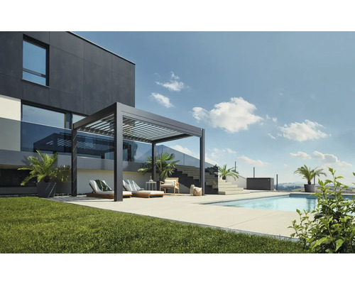 Moderná terasa s hliníkovou pergolou, ležadlami a bazénom