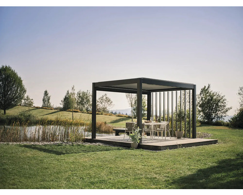 Záhrada s terasou, altánkom a jazierkom