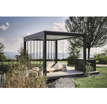 Moderná pergola s ležadlami na drevenej terase v záhrade.