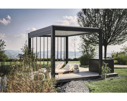 Moderná pergola s ležadlami na drevenej terase v záhrade.