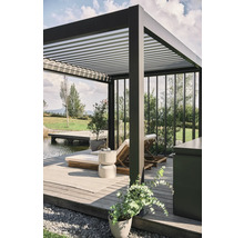 Moderná pergola s nastaviteľnými lamelami a záhradným nábytkom na drevenej terase