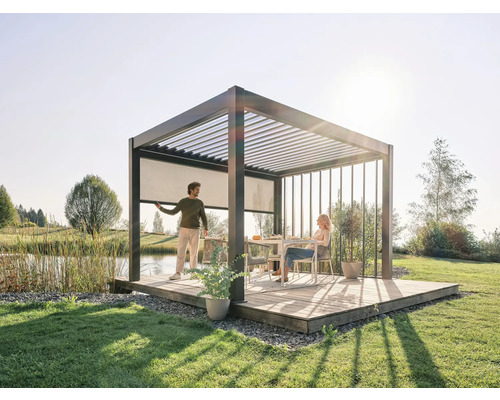 Pergola s lamelovou strechou, roletami proti slnku a osobami v záhrade
